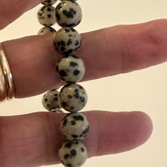 Kinsley Armelle Speckled Stretch Stone Bracelet with a Gold Tone Design Signed - Picture 6 of 7